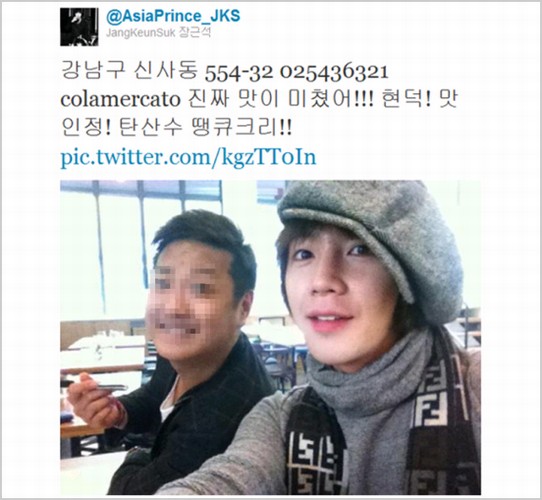 チャン・グンソクは10月30日、自身のツイッターに、知人がオープンしたレストランでスタンド花とともに撮った写真を掲載した。