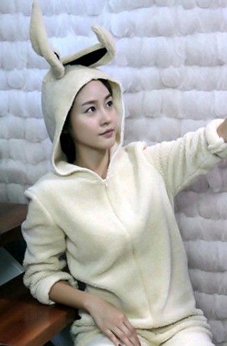 韓国のオンラインコミュニティ掲示板に「ソン・ユリ、ウサギ服を着て魅力発散」というコメントと共に写真が掲載された。写真＝オンラインコミュニティ掲示板
