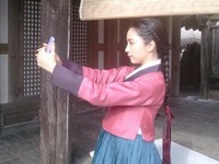 韓国の女優シン・セギョンは1日、me2day（韓国版ツイッター）に「撮影現場でたまにセルフショット遊び」というコメントと共に写真を投稿した。写真＝シン・セギョンのme2dayより