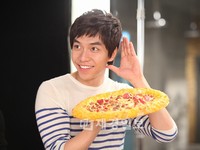 韓国ピザハットが専属モデルのイ・スンギと3年連続で契約を交わした。写真＝ピザハット
