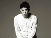 韓国の人気男性アイドルグループJYJのパク・ユチョンが、今までのソフトなイメージを脱ぎ捨ててワイルドな男性美を雑誌「ハイカット」のグラビアで披露し、東方神起との葛藤についても言及した。写真=「ハイカット」