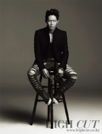 韓国の人気男性アイドルグループJYJのパク・ユチョンが、今までのソフトなイメージを脱ぎ捨ててワイルドな男性美を雑誌「ハイカット」のグラビアで披露し、東方神起との葛藤についても言及した。写真=「ハイカット」 韓国の人気男性アイドルグループJYJのパク・ユチョンが、今までのソフトなイメージを脱ぎ捨ててワイルドな男性美を雑誌「ハイカット」のグラビアで披露し、東方神起との葛藤についても言及した。写真=「ハイカット」