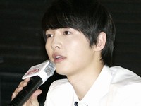 映画「ちりも積もればロマンス」のマスコミ試写会に出席するソン・ジュンギ(3) 映画「ちりも積もればロマンス」のマスコミ試写会に出席するソン・ジュンギ(3)