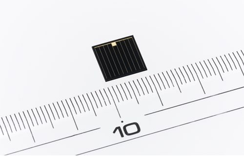 世界最高変換効率36.9％を達成した化合物3接合型太陽電池セル（画像提供：シャープ）