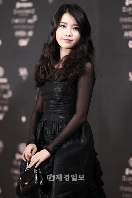 トレンド授賞式「2011スタイルアイコンアワード」に出席するIU(3)