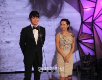 韓国最大のトレンド授賞式「2011スタイルアイコンアワード」が11月3日の午後9時にソウル上岩洞のCJ E&Mセンターで開かれた。パク・シフとチョ・ヨジョンがともに「ディスカバリー賞」を受賞した。 韓国最大のトレンド授賞式「2011スタイルアイコンアワード」が11月3日の午後9時にソウル上岩洞のCJ E&Mセンターで開かれた。パク・シフとチョ・ヨジョンがともに「ディスカバリー賞」を受賞した。