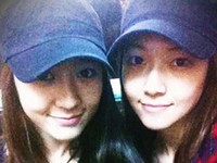 3日、韓国ガールズグループ「f(x)」（エフエックス）のクリスタルが、自身のme2dayに「お姉ちゃんとお揃いの帽子をかぶって久しぶりに一緒に出勤」とコメントしながら、1枚の写真を掲載した。
