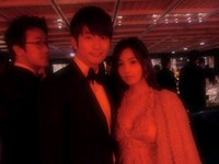 韓国の人気俳優パク・シフが、歌手のナム・ギュリとパーティで撮ったカップル写真を公開した。