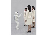 3人が同時に発する言葉を聞き分けるASIMO(画像提供:ホンダ) 3人が同時に発する言葉を聞き分けるASIMO(画像提供:ホンダ)