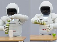 水筒を握り、ふたを開け、紙コップに水を注ぐASIMO(画像提供:ホンダ) 水筒を握り、ふたを開け、紙コップに水を注ぐASIMO(画像提供:ホンダ)