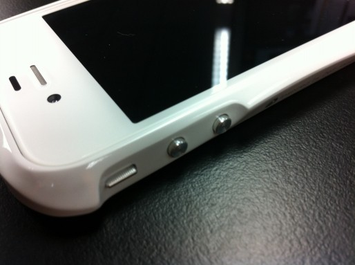 iPhone4Sを購入すると同時に、もっとも合いそうなアルミケースを探しているときに出会った商品。細部まで美しく、高級感と強度、どちらも高いレベルを持ったケースをご紹介。 iPhone4Sを購入すると同時に、もっとも合いそうなアルミケースを探しているときに出会った商品。細部まで美しく、高級感と強度、どちらも高いレベルを持ったケースをご紹介。