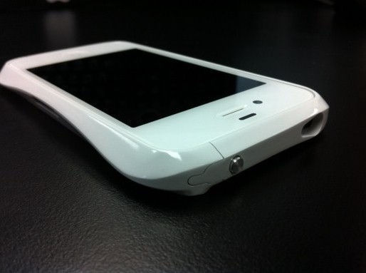 iPhone4Sを購入すると同時に、もっとも合いそうなアルミケースを探しているときに出会った商品。細部まで美しく、高級感と強度、どちらも高いレベルを持ったケースをご紹介。 iPhone4Sを購入すると同時に、もっとも合いそうなアルミケースを探しているときに出会った商品。細部まで美しく、高級感と強度、どちらも高いレベルを持ったケースをご紹介。