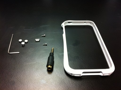 iPhone4Sを購入すると同時に、もっとも合いそうなアルミケースを探しているときに出会った商品。細部まで美しく、高級感と強度、どちらも高いレベルを持ったケースをご紹介。 iPhone4Sを購入すると同時に、もっとも合いそうなアルミケースを探しているときに出会った商品。細部まで美しく、高級感と強度、どちらも高いレベルを持ったケースをご紹介。