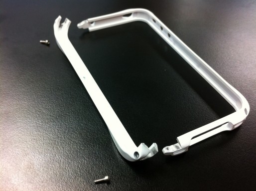 iPhone4Sを購入すると同時に、もっとも合いそうなアルミケースを探しているときに出会った商品。細部まで美しく、高級感と強度、どちらも高いレベルを持ったケースをご紹介。 iPhone4Sを購入すると同時に、もっとも合いそうなアルミケースを探しているときに出会った商品。細部まで美しく、高級感と強度、どちらも高いレベルを持ったケースをご紹介。