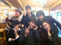 女優キム・ソナが韓国SBS『女の香り』メンバーらとともに共演俳優イ・ドンウクの誕生日を祝った。写真＝キム・ソナのme2day