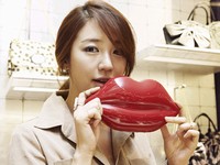 5日、韓国の人気女優ユン・ウネが、Lデパート本店“ルルギネス”を訪れた姿が捉えられた。