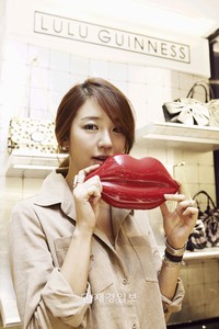 5日、韓国の人気女優ユン・ウネが、Lデパート本店“ルルギネス”を訪れた姿が捉えられた。 5日、韓国の人気女優ユン・ウネが、Lデパート本店“ルルギネス”を訪れた姿が捉えられた。