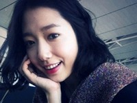 アジアの人気女優パク・シネが、近況を公開した。パク・シネは7日午後、自身のツイッターを通じて「中国に出国！行ってきます。一生懸命やってきます！ 」 という文と共に、数枚の写真を掲載した。写真＝パク・シネのTwitter