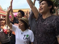 K-POPカバーダンスが盛んなタイに飛んだ、人気男性グループ「2PM」（ツーピーエム）がゲリラコンサートに挑戦する。