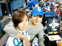 韓国の人気俳優クォン・サンウとソン・テヨン夫婦が野球場デートを楽しんでいる写真が話題になった。 韓国の人気俳優クォン・サンウとソン・テヨン夫婦が野球場デートを楽しんでいる写真が話題になった。