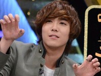 韓国男性アイドルグループ「FTISLAND」（エフティー・アイランド）のイ・ホンギが超豪華なネイルアートを公開してスタジオをビックリさせた。写真=韓国SBS