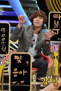 韓国男性アイドルグループ「FTISLAND」(エフティー・アイランド)のイ・ホンギが超豪華なネイルアートを公開してスタジオをビックリさせた。写真=韓国SBS 韓国男性アイドルグループ「FTISLAND」(エフティー・アイランド)のイ・ホンギが超豪華なネイルアートを公開してスタジオをビックリさせた。写真=韓国SBS