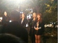 韓国のオンラインコミュニティ掲示板に8日、「ワンダーガールズ、弘大前にびっくり登場」というコメントと共に写真が投稿された。写真=オンラインコミュニティ 韓国のオンラインコミュニティ掲示板に8日、「ワンダーガールズ、弘大前にびっくり登場」というコメントと共に写真が投稿された。写真=オンラインコミュニティ