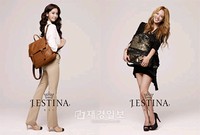 新曲『The boys』が大ヒットしている韓国の人気ガールズグループ「少女時代」が現在広告モデルを努めているジュエリーブランド「J.ESTINA」に対する関心が高まっている。中でもユナとヒョヨンが選んだリュックは広告が出て以来「ユナリュック」、「ヒョヨンリュック」と呼ばれて話題となっている。