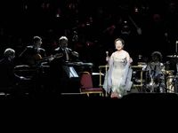 ロイヤル・アルバート・ホールで歌う由紀さおりさん（写真：EMIミュージック・ジャパン）