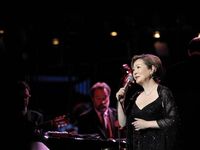 ロイヤル・アルバート・ホールで歌う由紀さおりさん（写真：EMIミュージック・ジャパン）