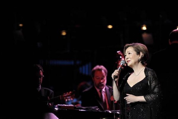 ロイヤル・アルバート・ホールで歌う由紀さおりさん（写真：EMIミュージック・ジャパン）