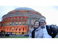 ロイヤル・アルバート・ホール前の由紀さおりさんとトーマス・M・ローダーデール氏（写真：EMIミュージック・ジャパン）