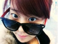 人気ガールズグループ「KARA」（カラ）のハン・スンヨンは9日、自身のツイッターで「韓国に帰って来たよ！でもまたすぐ行かなきゃ・・。どんどん濃くなっていく目の下のクマ・・、どうしようもない・・」というコメントとともに一枚の写真を掲載した。