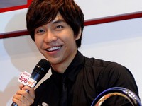 韓国の人気歌手イ・スンギが、自身がモデルを務める“サムスンZipelアサク”のファンミーティングで料理の腕前を見せ、ファンを熱狂させた。写真＝サムスン電子