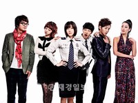 9日に初放送された韓国MBCの水木ミニシリーズ『私も、花』が、イ・ジアのダイナミックな演技が好評を得て、7.9%(AGBニールセンメディアリサーチ、首都圏)の視聴率でスタートを切った（全国基準では6.8%を記録）。前作『負けてたまるか！』の初回視聴率6.6%(首都圏基準)よりやや上昇した数値だ。