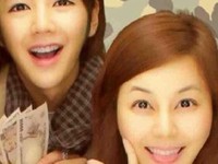 チャン・グンソクが10日、自身のツイッターに「うらやましいだろ！俺たちはプリクラ撮る仲だ！ゲームセンターで俺がゲームに勝ったのにご主人様がすねちゃったからそのまま返してやった。『きみはペット』大ヒット！わんわん！」とツイートし、写真を掲載した。写真＝チャン・グンソクのツイッターより