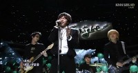 イ・スンギがカムバックステージで新たな姿を披露し、注目を集めている。写真＝韓国SBSキャプチャー