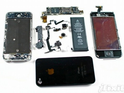 Business Insiderは、「iPhone 5」は今年にリリースされる予定だったが、「iPhone 4S」が発表される前に廃止されたと報じています。画像)iFixit Business Insiderは、「iPhone 5」は今年にリリースされる予定だったが、「iPhone 4S」が発表される前に廃止されたと報じています。画像)iFixit