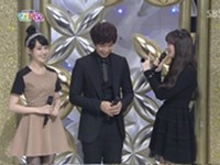 韓国の人気男性歌手イ・スンギが韓国ガールズグループ「f(x)」(エフエックス)のメンバー、ソルリの頭を撫でて話題となった。写真=SBS「人気歌謡」キャプチャ