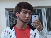14日、SUPER JUNIORのイトゥクは自身のツイッターに「ひげを伸ばしました」という文と共に2枚の写真を掲載した。写真＝イトゥクのツイッターより