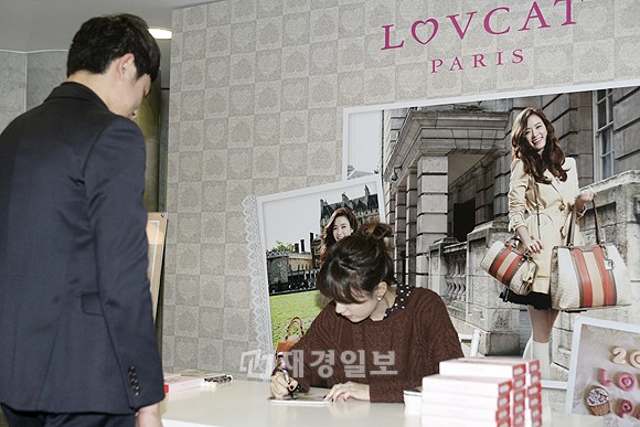 眩しい美肌のハン・ヒョジュ、サイン会でペペロをプレゼント(5)