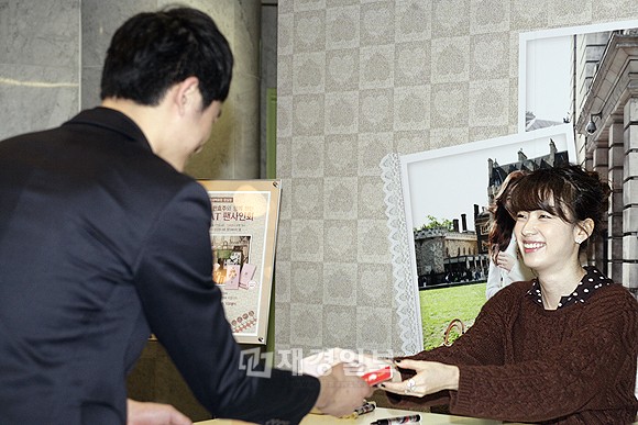 眩しい美肌のハン・ヒョジュ、サイン会でペペロをプレゼント(6)