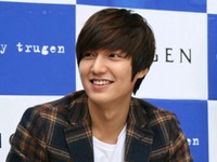 男性服ブランド「TRUGEN」の専属モデルである俳優イ・ミンホのファンサイン会が11日に「S+ by trugen」が入居しているロッテデパート蔚山店の1階広場で行われた。