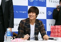 男性服ブランド「TRUGEN」の専属モデルである俳優イ・ミンホのファンサイン会が11日に「S+ by trugen」が入居しているロッテデパート蔚山店の1階広場で行われた。