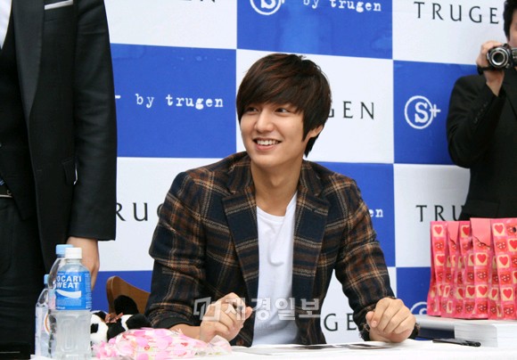 男性服ブランド「TRUGEN」の専属モデルである俳優イ・ミンホのファンサイン会が11日に「S+ by trugen」が入居しているロッテデパート蔚山店の1階広場で行われた。