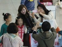 少女時代のメンバー、ジェシカが、ファンにフレンドリー接する姿が話題になっている。写真=オンラインコミュニティ