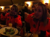 2NE1のボム（BOM）が12日、自身のme2dayに「今日はダラ（DARA）の誕生日~~~o(^▽^)o今、ダラは大食い中！生中継？します」というコメントと共に写真を投稿した。写真＝ボムのme2dayより
