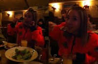 2NE1のボム(BOM)が12日、自身のme2dayに「今日はダラ(DARA)の誕生日~~~o(^▽^)o今、ダラは大食い中!生中継?します」というコメントと共に写真を投稿した。写真=ボムのme2dayより 2NE1のボム(BOM)が12日、自身のme2dayに「今日はダラ(DARA)の誕生日~~~o(^▽^)o今、ダラは大食い中!生中継?します」というコメントと共に写真を投稿した。写真=ボムのme2dayより