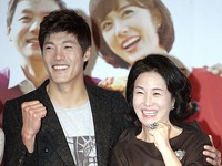 ドラマ「今日のように」制作発表会に出席するイ・ジェユンとキム・ミスク ドラマ「今日のように」制作発表会に出席するイ・ジェユンとキム・ミスク