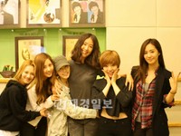 少女時代、Wonder Girls（ワンダーガールズ）など韓国の人気アイドルグループメンバーが、タレントのホン・ジンギョンが1年ぶりにラジオDJに復帰したことを祝う写真が公開され、話題になっている。